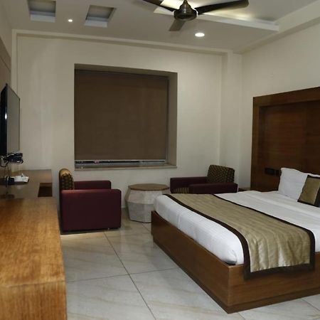 Hotel Pacific Roorkee Esterno foto