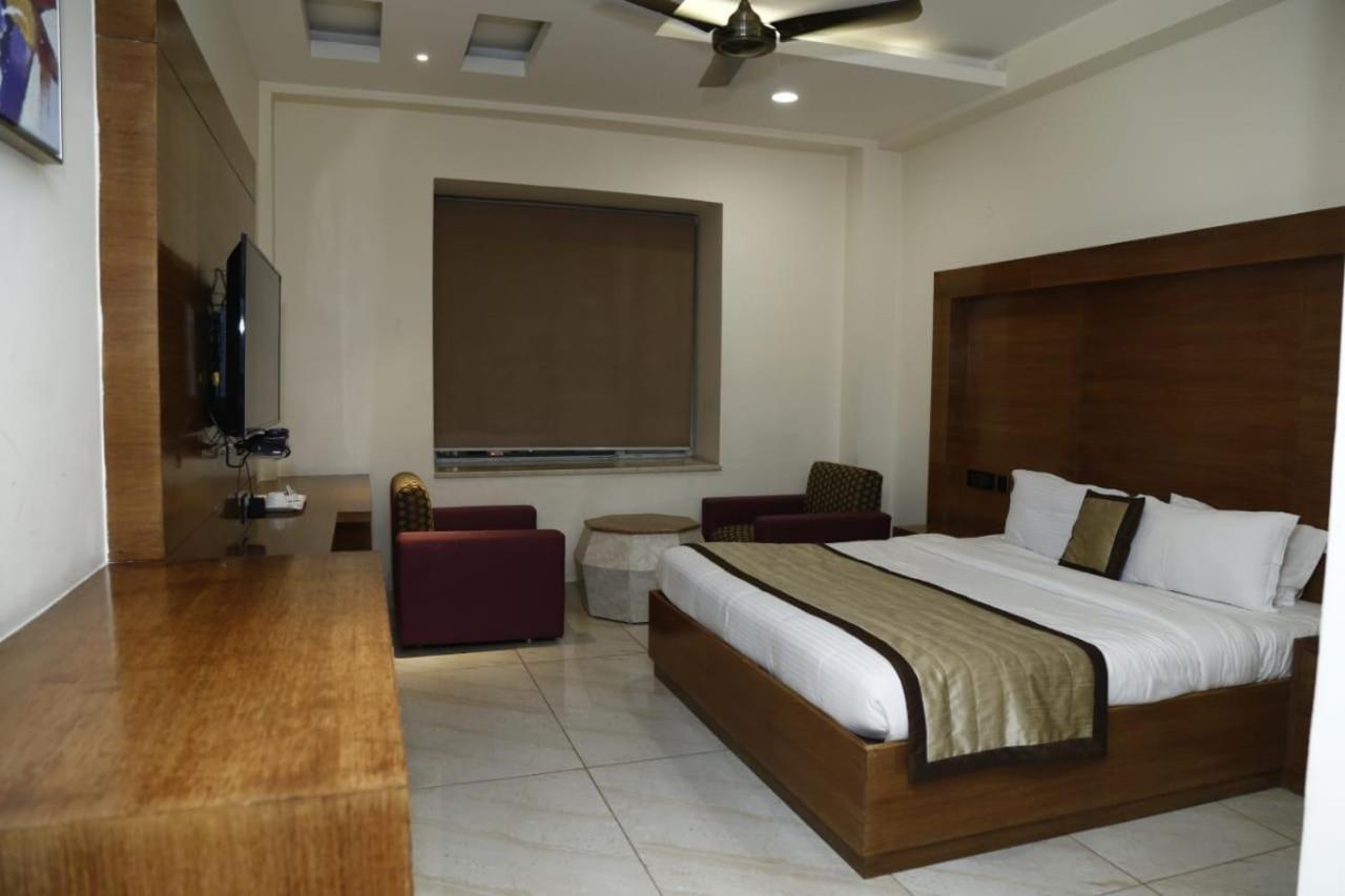 Hotel Pacific Roorkee Esterno foto