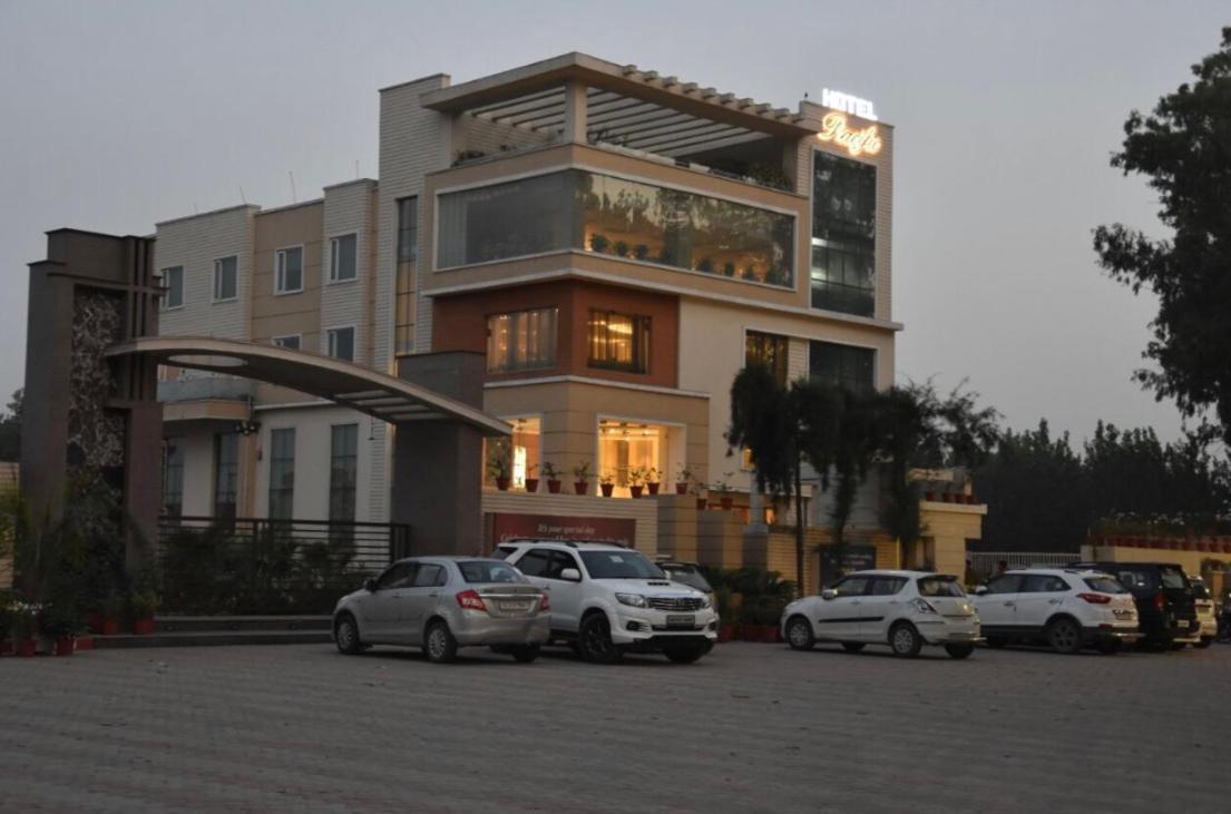 Hotel Pacific Roorkee Esterno foto